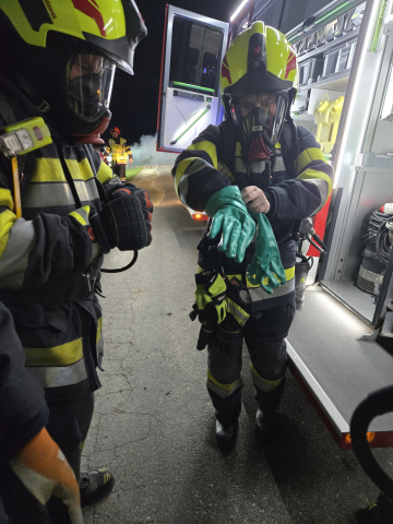 Fahrzeugbrand mit Gefahrgut