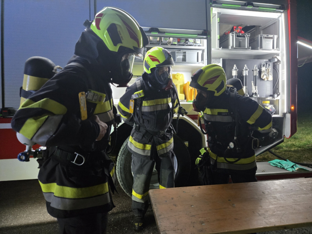 Fahrzeugbrand mit Gefahrgut